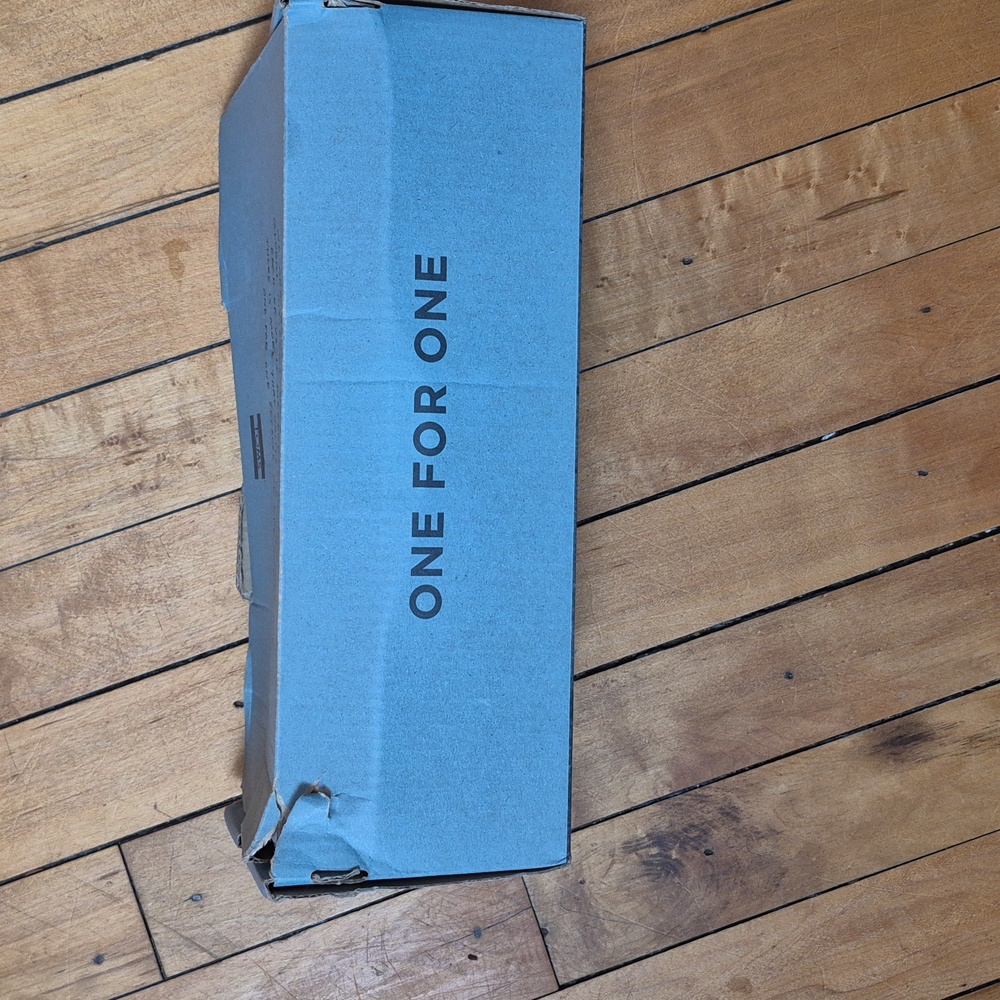 TOMS NWT in Box Navy canvas slip ons - Picture 13 of 13